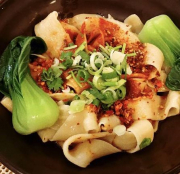 Biangbiang Noodle with Garlic, Vegetables and Chili Powder 油泼面